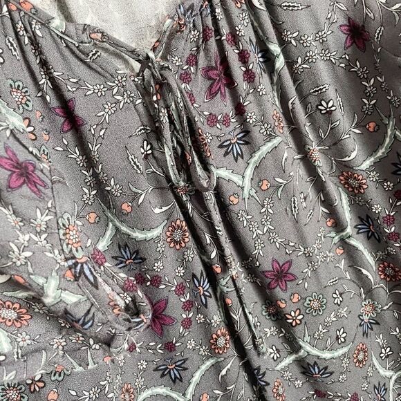 Love Stitch Grey Flowy Floral Peasant Top Size S - Picture 3 of 9